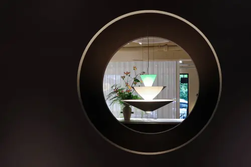 ▲「光之門」在圓形框景中，懸掛著&Tradition具代表性的Gio吊燈。（圖／記者朱永強攝）