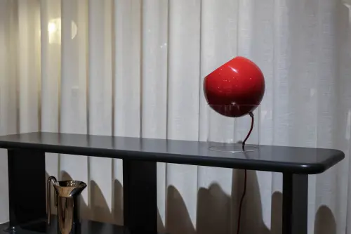 ▲Topan VP13桌燈罌粟紅色。（圖／記者朱永強攝）