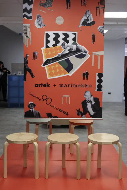 ▲ARTEK × Marimekko期間限定快閃策展，90週年限量聯名款三腳圓凳。（圖／記者朱永強攝）