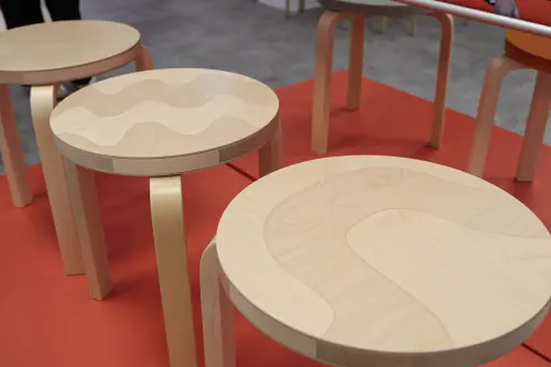 ▲芬蘭木質工藝與經典印花交織而成的視覺美學。（圖／記者朱永強攝）