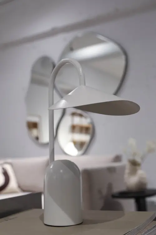 ▲ARUM無線桌燈如海芋花瓣般唯美。（圖／記者朱永強攝）