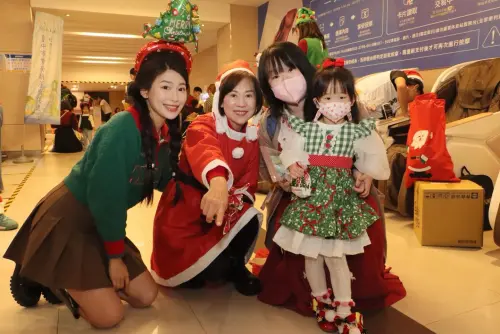 咪咪好甜！小草女神耶誕新造型曝光　黨內登記今截止果真無敵手
