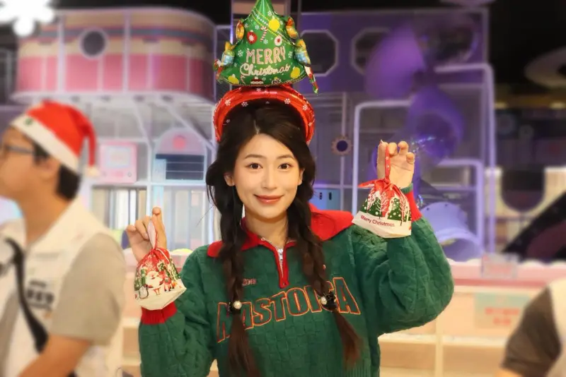 ▲「咪咪」劉芩妤將自己打扮成一棵耶誕樹,頭上還頂著一棵小樹。(圖/翻攝Mimi劉芩妤臉書,2025.12.10)