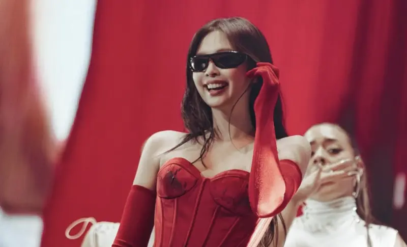 ▲BLACKPINK Jennie舞台新造型曝光，她在菲律賓演唱會中穿上紅黑色系的馬甲洋裝，美瘋許多粉絲。（圖／＠jennierubyjane IG）