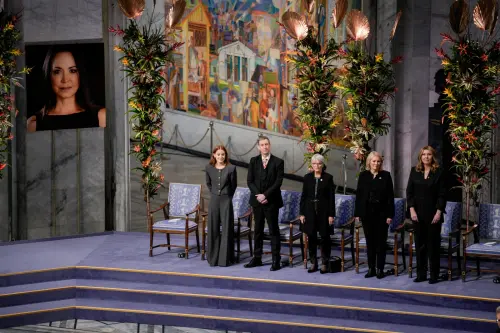 ▲雖然馬查多無法親臨諾貝爾和平獎頒發典禮，但現場特地留了象徵她的空椅，還掛了她的照片。（圖／美聯社／達志影像）