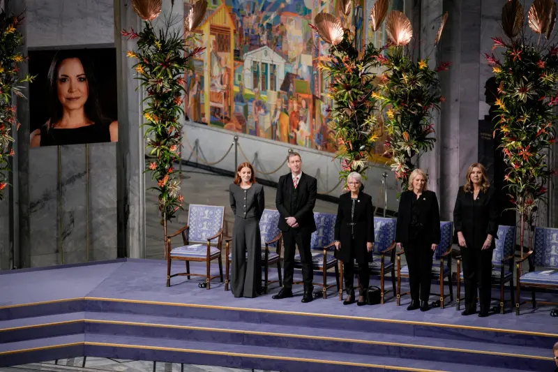 ▲雖然馬查多無法親臨諾貝爾和平獎頒發典禮,但現場特地留了象徵她的空椅,還掛了她的照片。(圖/美聯社/達志影像)