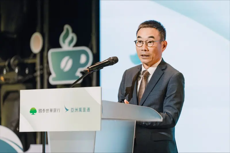 ▲國泰世華銀行總經理鄧崇儀表示,自2015年攜手亞洲萬里通發行聯名卡以來,透過業界首創「哩程加速器」創下快速累里熱潮。此次合作更擴大至國泰世華小樹點生態圈,除聯名卡能快速累里、兌里外,所有持有小樹點的卡友也可以將「小樹點」轉換亞洲萬里通里數,享有兌換機票、旅遊住宿等多元優惠。(圖/國泰世華銀行提供)