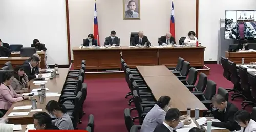 韓國瑜罕見一早9點就協商！鍾佳濱抗議護航周萬來　柯建銘打圓場
