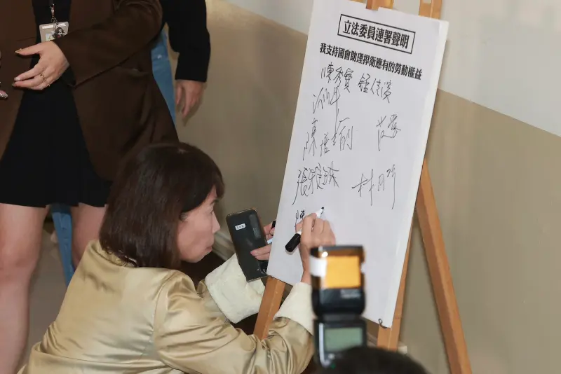 ▲陳昭姿挺國會助理連署。(圖/記者葉政勳攝,2025.12.11)