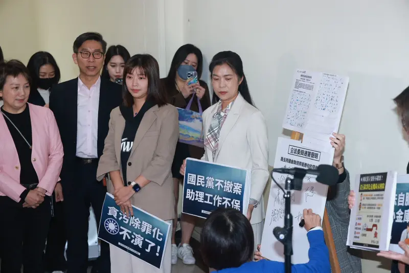 ▲國會助理連署,要求陳玉珍撤回提案,民進黨立委前來支持。(圖/記者葉政勳攝,2025.12.11)