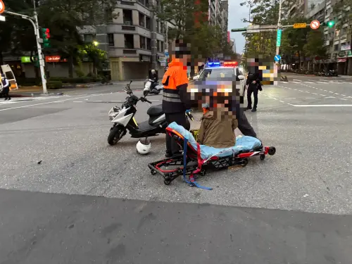 8旬婦清晨闖紅燈過馬路！遭松山警「趕上班」猛撞　送醫搶救2天亡
