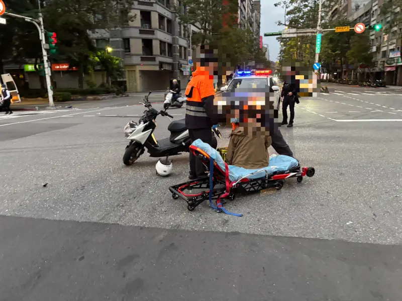 ▲台北市信義區一名82歲的老婦人上月28日準備晨運，闖紅燈過馬路時遭到趕上班的譚姓員警撞擊身亡。（圖／翻攝畫面）