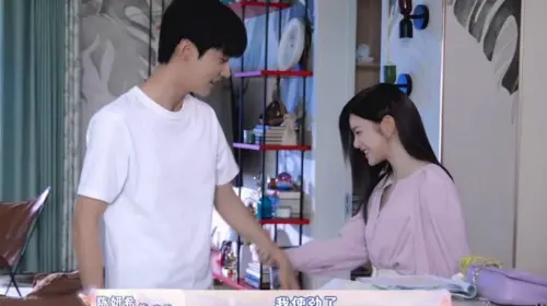 ▲陳妍希在周柯宇旁邊看起來更嬌小。（圖／翻攝自微博@電視劇狙擊蝴蝶）