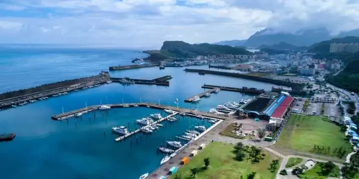 ▲太子集團耗資10億購買四艘豪華遊艇方便洗錢，曾長期停在碧砂漁港遊艇碼頭。（圖／翻攝自台灣遊艇入口網）