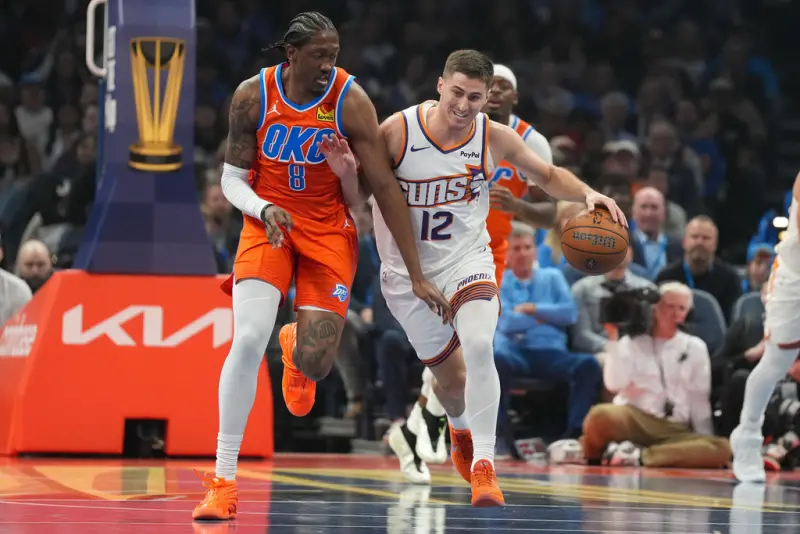 ▲NBA盃8強，奧克拉荷馬雷霆今（11）日主場迎戰鳳凰城太陽，雷霆此戰火力全開，先發5人在第三節還沒打完就提早打卡下班，終場雷霆以138：89血洗太陽，取得NBA盃4強門票。（圖／美聯社／達志影像）