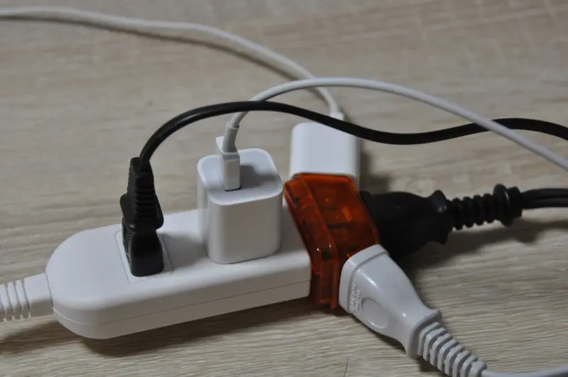 ▲台電近日公布10大高功率家電，包含電暖器在內千萬不可使用延長線，恐因過熱跳電起火，建議民眾冬天用電上要多留意安全。（圖／取自photoAC）