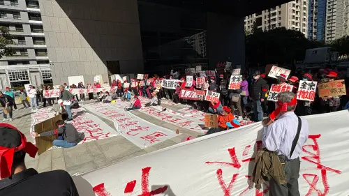 ▲反對在豐原興建儲能場的自救會成員，今赴台中市議會陳情。（圖／記者顏幸如攝，2025.12.11）