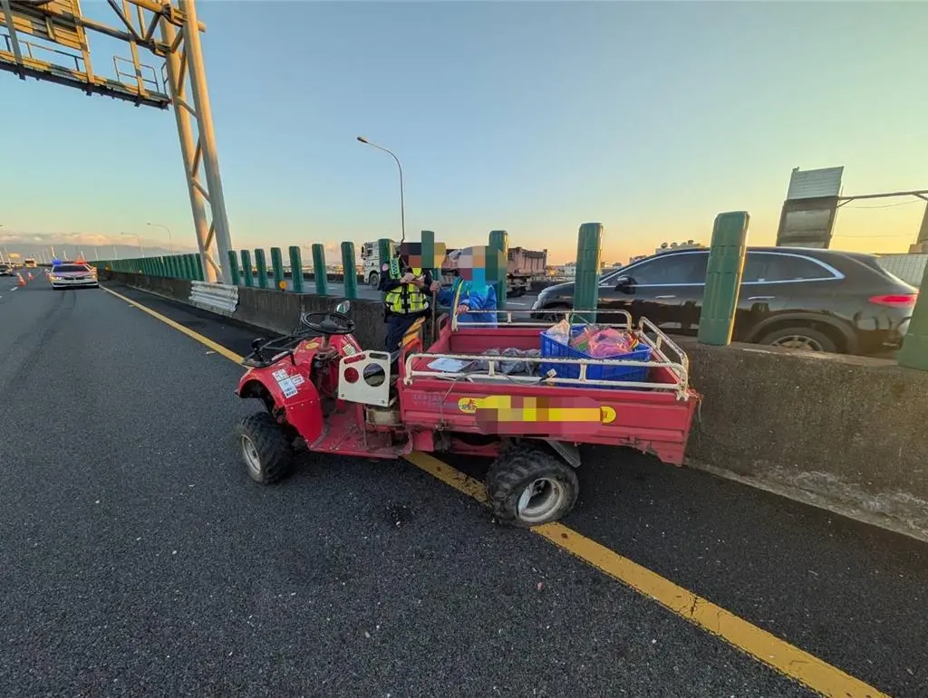 ▲87歲翁開農用機車上國五，網友笑說：「火紅法拉利」。（圖／翻攝畫面）