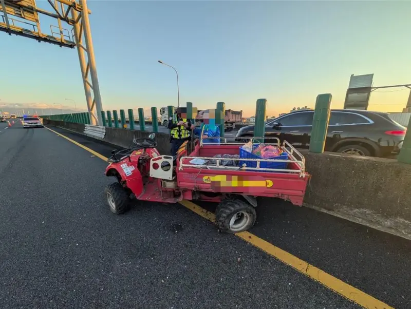 ▲87歲翁開農用機車上國五，網友笑說：「火紅法拉利」。（圖／翻攝畫面）