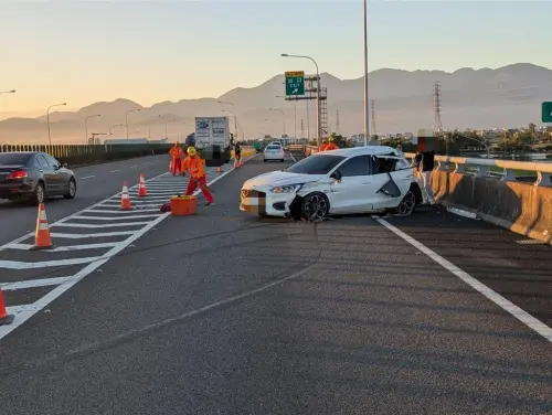 ▲白色汽車閃避不及，撞上農用機車。（圖／翻攝畫面）