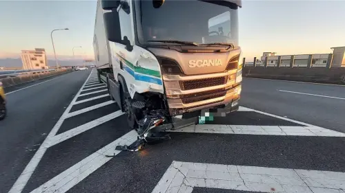 ▲大貨車雖注意到農用機車，卻未看到在一旁的白色汽車因而發生擦撞。（圖／翻攝畫面）