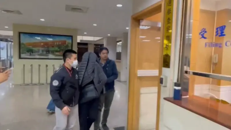 ▲太子集團成員吳宜家嫁給吳柏毅後來台多年，其女兒為高材生且天天開賓士車上下學。（圖／翻攝畫面）