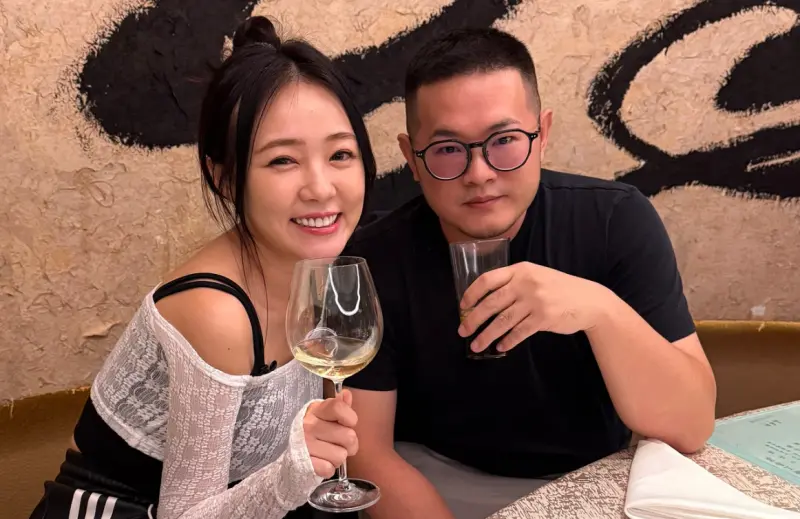 ▲丫頭（左）否認婚變但近日在節目上抱怨老公王惟立（右）不懂她，生日時竟送她一支小豬圖案的手錶，讓她無法理解，傻眼反問老公「什麼意思？」（圖／詹子晴丫頭小闆娘臉書）