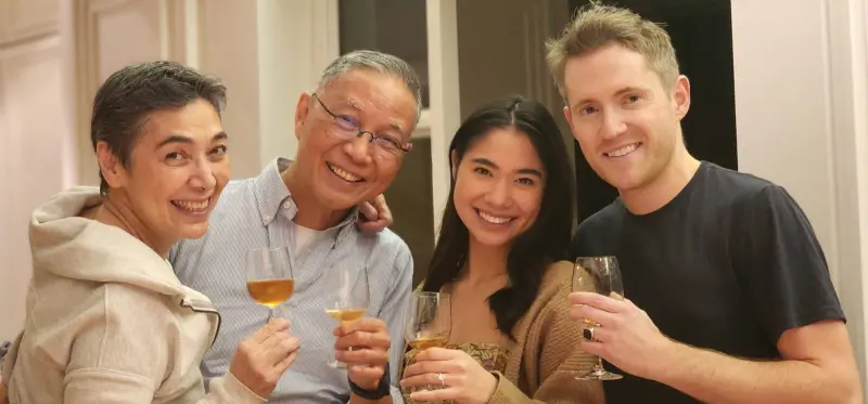 ▲隋棠的婆婆、藝人賴佩霞（左1）痛失女婿Kevin（右1），現在她在美國陪伴家人。（圖 / 尚時代文創娛樂提供）