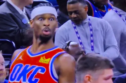 ▲雷霆球星「SGA」亞歷山大（Shai Gilgeous-Alexander）當時正在運球組織，他目睹這一度瞪大眼睛的畫面，引起熱議。（圖／翻攝自NBA影片）