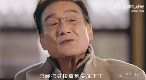 ▲梁家輝落魄到擺地攤　自嘲身段放到最低（圖／微博＠騰訊視頻）