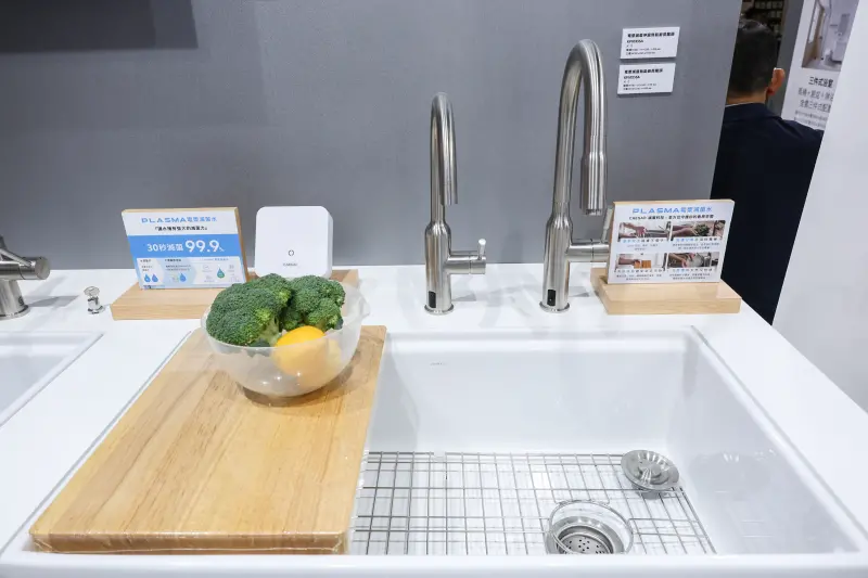 ▲2025台北國際建材展今（11）登場，凱撒衛浴（1817）推出「電漿滅菌龍頭」，SGS實驗測試，30秒迅速滅菌99.9%、分解蔬果殘留的水溶性農藥。（圖／記者陳明安攝）