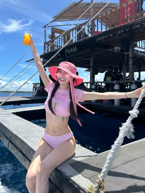 ▲▼林襄在船上撩起短版上衣，秀出比基尼和魔鬼身材。（圖／林襄IG@95_mizuki）