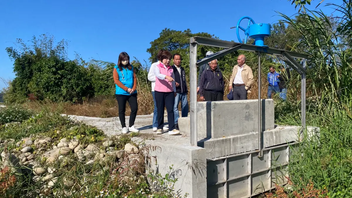 ▲立委楊瓊瓔指出，農民開水門都要像「攀岩」一樣，踩砌石護岸下去險象環生，促增設安全樓梯(圖／楊瓊瓔服務處提供2025.12.11)