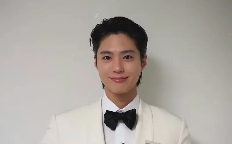 ▲朴寶劍AAA下班返韓後，近日在IG公開收到的「台灣感性」禮物，「阿嬤界 LV」茄芷袋、七七乳加、梅心糖通通都有。（圖／IG@bogummy）