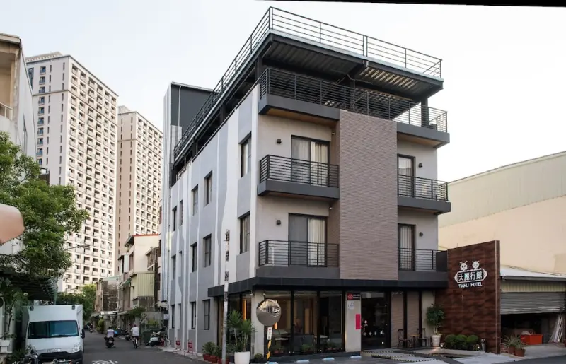 ▲福麥國際拿下國防部5.9億「RDX海掃更」炸藥採購案，公司地址設在台南「天麗行館」，也是台南在地建商福麥建設的設立地址。（圖／翻攝自雄獅旅遊官網）