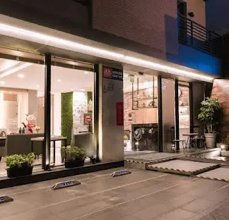 ▲天麗行館是台南在地旅宿，鄰近鄰近海安路藝術街、花園夜市等景點，雙人房平日一晚約3000元以內。（圖／Google評價）