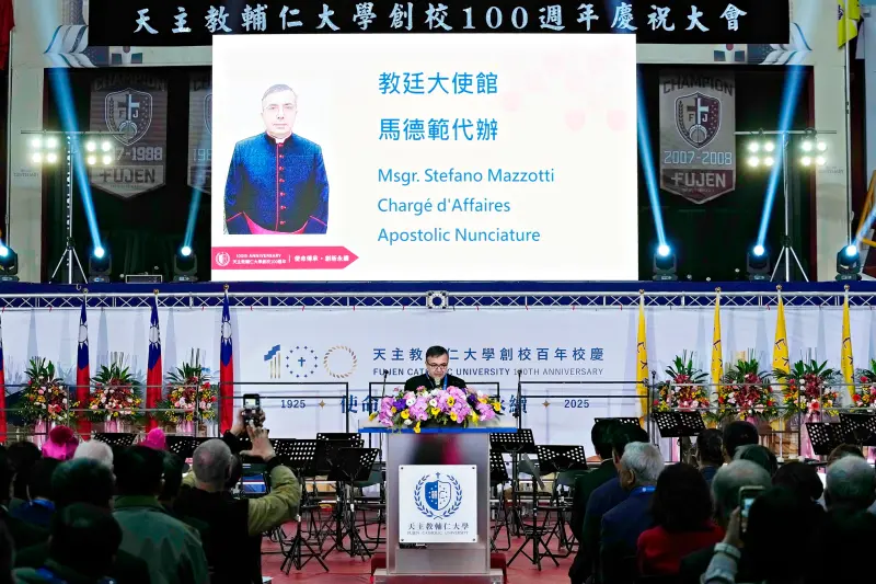 ▲教廷大使館代辦馬德範蒙席在輔大百年校慶致詞。（圖／輔仁大學提供）