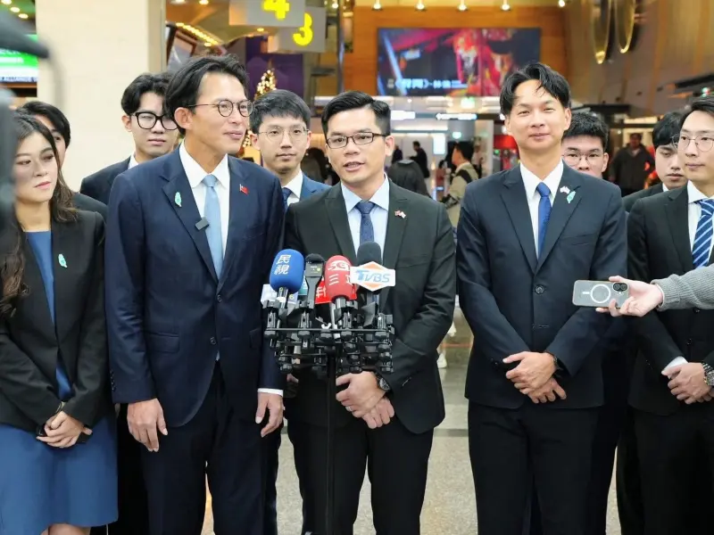    ▲黃國昌出訪日本前稱吳皇昇「我們的男主角」，引起江和樹不滿，開酸是台北黨。（圖／翻攝吳皇昇臉書，2025.12.11）  