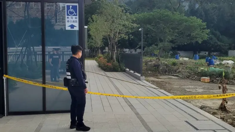 ▲新北土城一處建築工地今（11日）發生工安意外，一名21歲的廖姓工人疑似失足從13樓墜地面身亡。（圖／翻攝畫面）