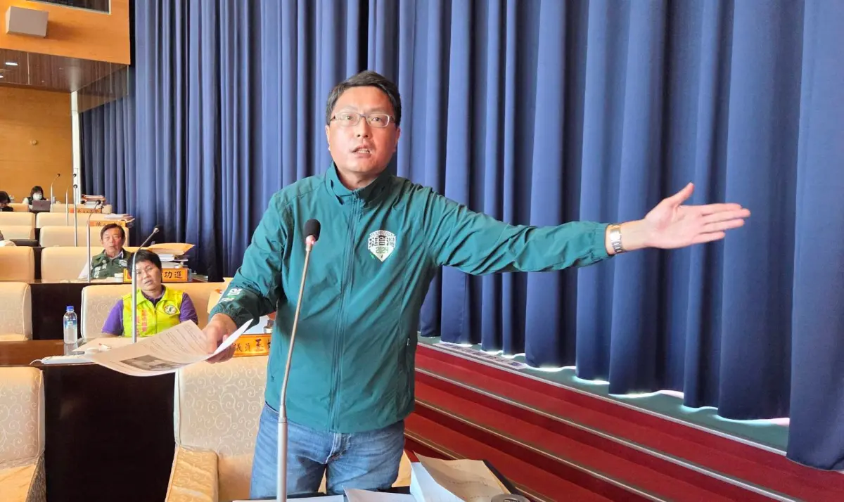 ▲議員林德宇質疑，文山焚化爐汰舊換新政府零出資，卻在預算科目編列「興建新廠工程建設成本（資本門）攤提」(圖／柳榮俊攝2025.12.11)