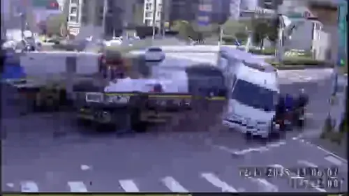 淡水小貨車「闖紅燈遭追撞」釀3傷！6大小車撞一團　恐怖瞬間曝光
