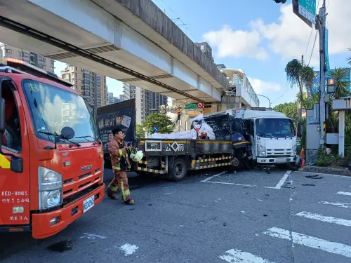 ▲撞擊瞬間曝光！淡水小貨車闖紅燈遭猛撞。（圖／翻攝畫面）