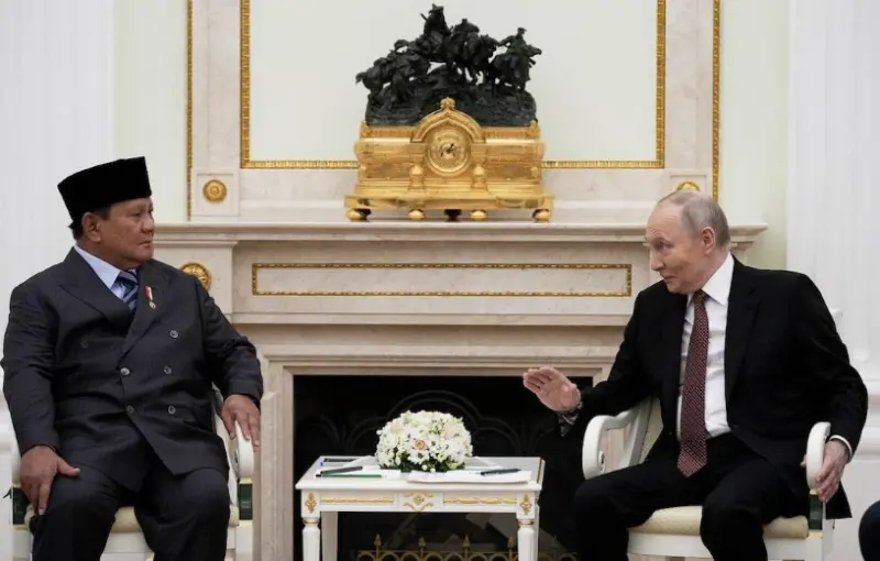 ▲普拉伯沃（Prabowo Subianto）（左）在克里姆林宮與普丁（Vladimir Putin）（右）會晤，兩人討論核能、軍事與小麥供應合作；美印貿易協議同時陷入僵局，使印尼在美俄拉鋸下備受關注。（圖／路透社／達志影像）