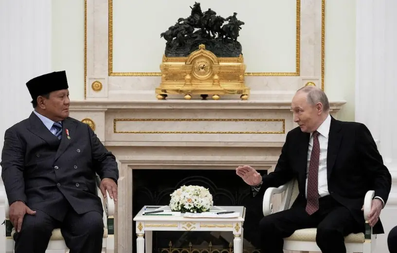 ▲普拉伯沃（Prabowo Subianto）（左）在克里姆林宮與普丁（Vladimir Putin）（右）會晤，兩人討論核能、軍事與小麥供應合作；美印貿易協議同時陷入僵局，使印尼在美俄拉鋸下備受關注。（圖／路透社／達志影像）