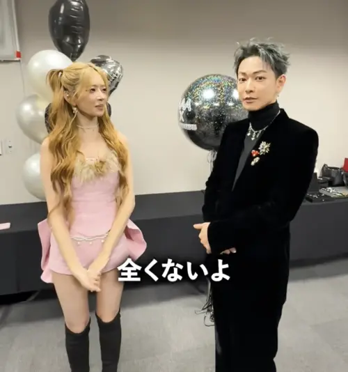 ▲佐藤健（右）對於要和Rei（左）一起在AAA舞台上跳舞感到沒自信。（圖／佐藤健TikTok）