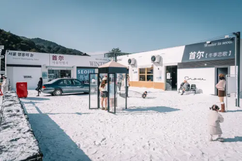 ▲由於中日關係高度緊張，中國浙江一處露營景區的「山寨北海道」也緊急更換成「山寨首爾」。（圖／翻攝自微博、小紅書）