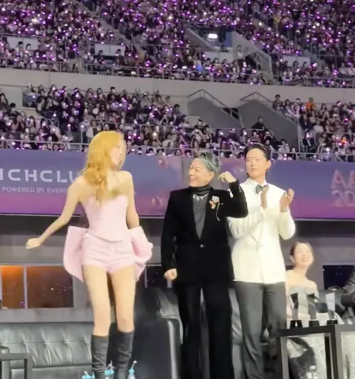 ▲佐藤健（中）、朴寶劍（右）在AAA舞台上和Rei（左）一起跳了「暴走天竺鼠舞」。（圖／佐藤健TikTok）