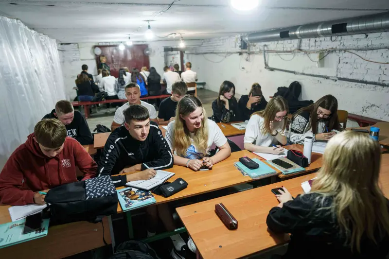 ▲烏克蘭在戰爭情況下，地下教室相當普遍，學生在防空避難區域學習。（圖／美聯社／達志影像）