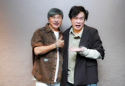 ▲康康（右）今（11）日出席由胡瓜（左）發起的《鑽石舞台之夜》感恩餐會。（圖／萬星傳播提供）