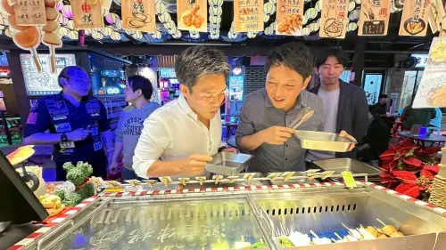 ▲日本朝日啤酒品牌大使，對於夜市起家的小店，竟能創造驚人銷量感到不可思議。（圖／業者提供）